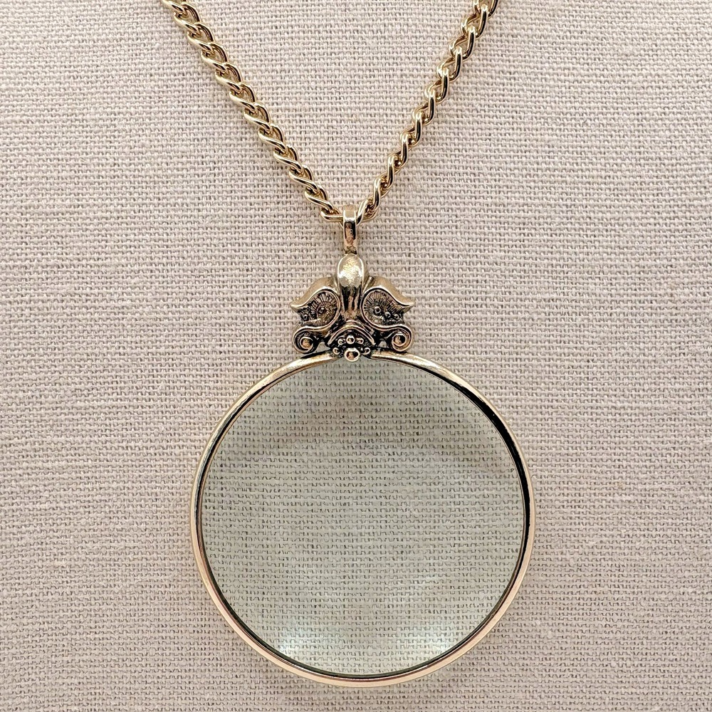 Vintage Avon Magnifying Glass Pendant Necklace Fleur de Lis 1970s Gold Tone 30"